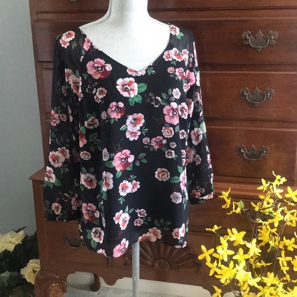 CAbi Garden Black Floral Blouse Size Medium - Picture 2 of 9